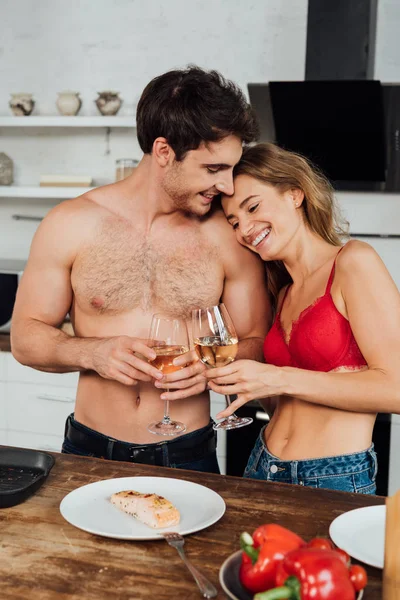 Feliz Casal Sexy Segurando Copos Vinho Cozinha — Fotografia de Stock