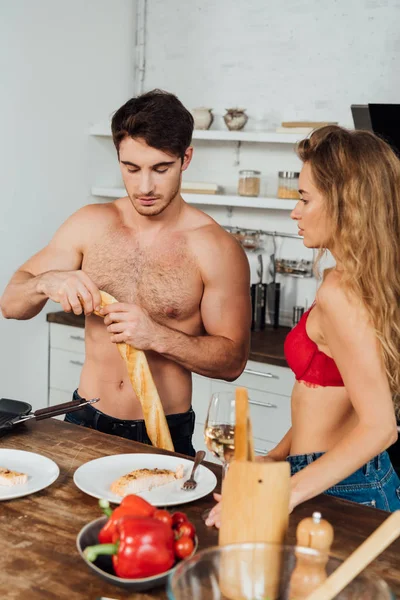 Sexig Par Stående Nära Bord Med Mat Köket — Stockfoto