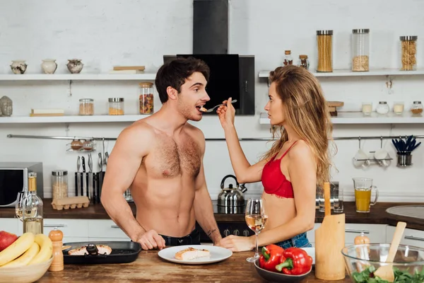 Sexy Menina Vermelho Sutiã Alimentação Namorado Cozinha — Fotografia de Stock