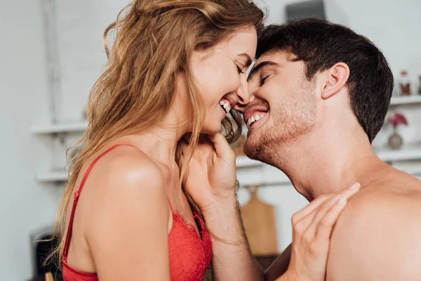 Sexy Paar Omarmen Glimlachen Met Gesloten Ogen Thuis — Stockfoto