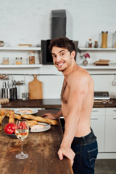 Lachende Gespierde Man Staande Buurt Van Tafel Met Eten Keuken — Stockfoto