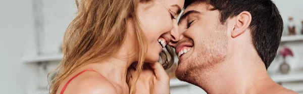 Tiro Panorâmico Casal Feliz Sorrindo Com Olhos Fechados — Fotografia de Stock