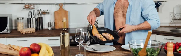 Plano Panorámico Del Hombre Sosteniendo Sartén Cocinando Pescado Cocina — Foto de Stock