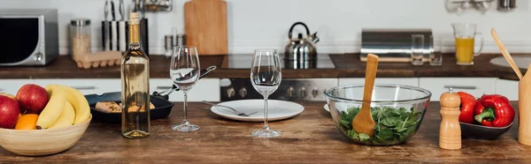 Tiro Panorâmico Garrafa Vinho Frutas Peixe Salada Pimentão Mesa Cozinha — Fotografia de Stock