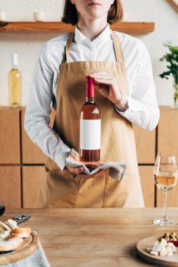 şarap şişesi tutan apron Sommelier kısmi görünümü