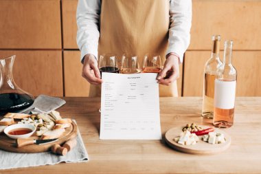önlük tutan şarap tadım notları Sommelier kırpılmış görünümü