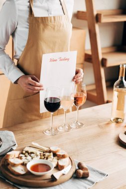 önlük tutan şarap tadım belge Sommelier kırpılmış görünümü