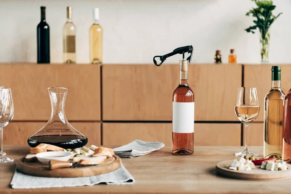 ボトルワイン ワイングラス ジャグ 木製テーブルの上の食べ物 — ストック写真