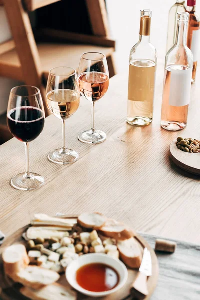Şarap Gözlükleri Ahşap Masada Şarap Yiyecek Şişeleri — Stok fotoğraf