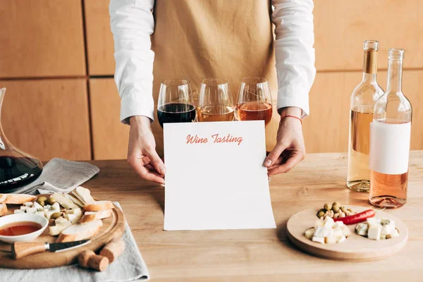 Vista Cortada Sommelier Avental Segurando Documento Degustação Vinhos — Fotografia de Stock