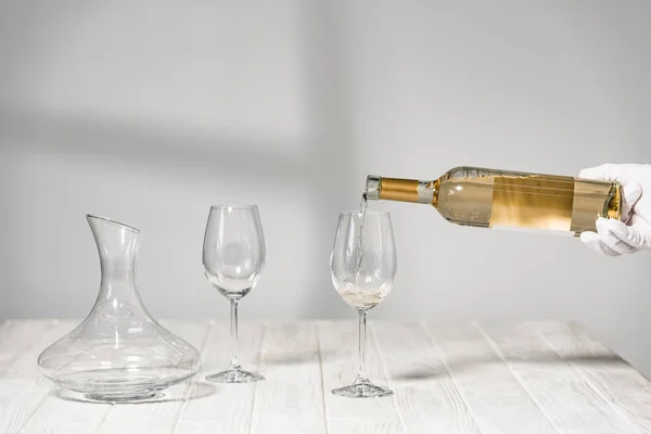 Vue Recadrée Eau Dans Gant Blanc Tenant Une Bouteille Vin — Photo