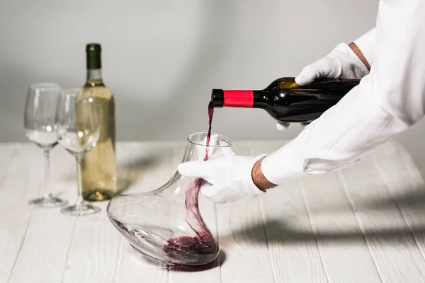 Частичный Вид Официанта Белых Перчатках Наливающего Вино Кувшин — стоковое фото
