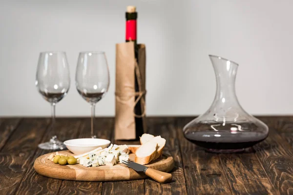 Bottle Wine Wine Glasses Jug Cheese Olives Bread Wooden Surface — Stock Photo, Image