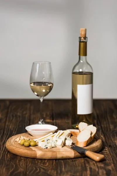 Garrafa Vinho Copo Vinho Queijo Azeitonas Molho Pão Superfície Madeira — Fotografia de Stock