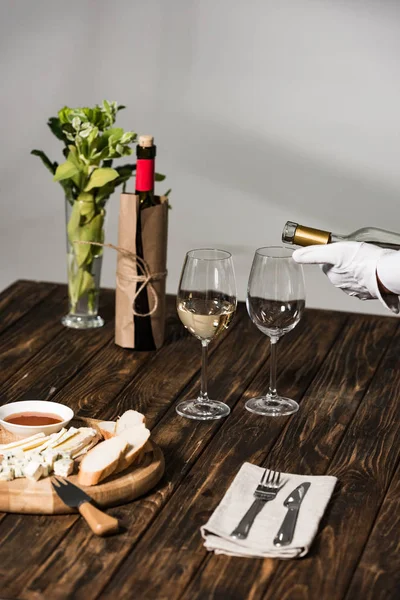 Partial View Waiter White Glove Pouring Wine Wine Glasses Restaurant — Stock Photo, Image
