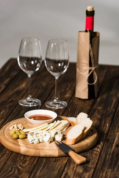 Bottle Wine Wine Glasses Cheese Olives Sauce Bread Wooden Surface — Stock Photo, Image