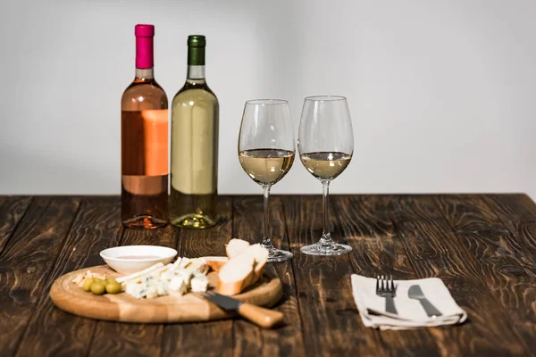 Bottles Wine Wine Glasses Cutlery Cheese Olives Sauce Bread Wooden — Stock Photo, Image