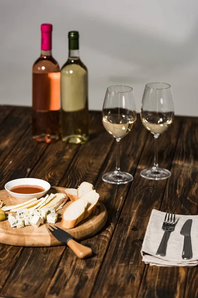 Flessen Wijn Wijn Glazen Bestek Kaas Olijven Saus Brood Houten — Stockfoto