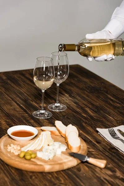 Vista Ritagliata Del Cameriere Guanto Bianco Versando Vino Bicchieri Vino — Foto Stock