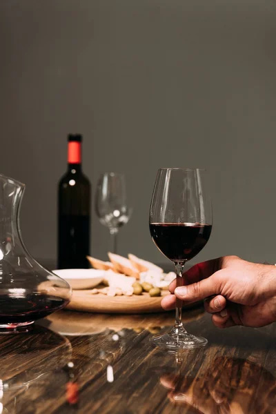 Vue Recadrée Homme Tenant Verre Vin Table Dans Restaurant — Photo