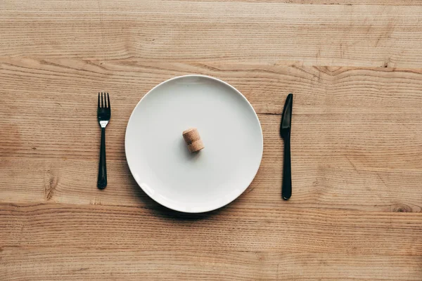 Top View Plate Cork Cutlery Wooden Table — Stock Photo, Image