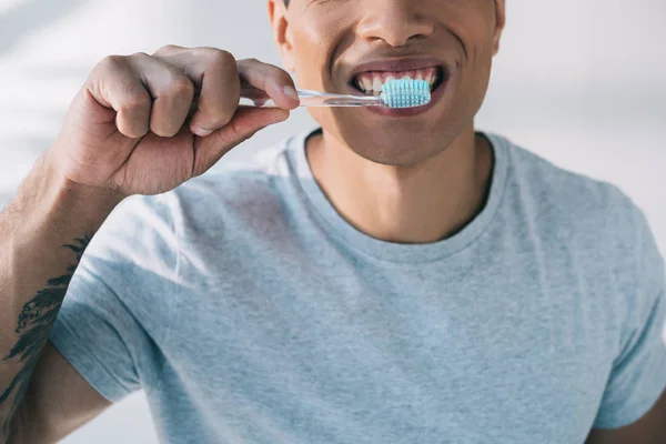 歯ブラシと歯磨き粉で歯を磨く男のトリミングビュー — ストック写真