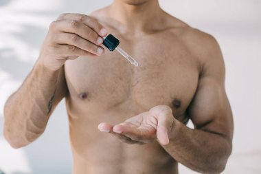 El pipet gelen serum bırakarak adam kırpılmış görünümü