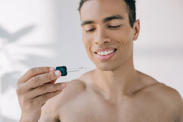 Hombre Guapo Sosteniendo Pipeta Con Suero Sonriendo Mirando Hacia Otro —  Fotos de Stock