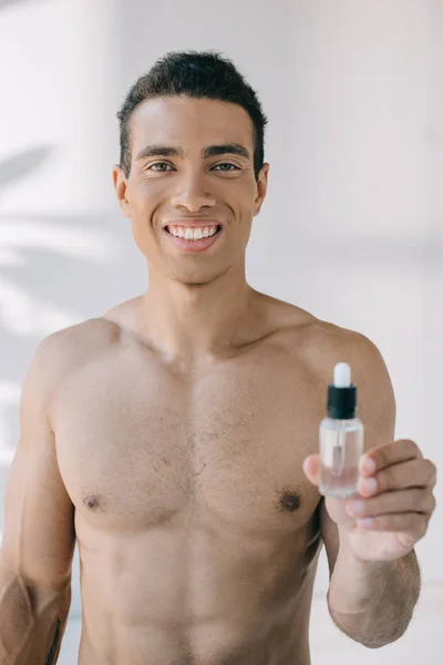 Handsome Muscular Man Showing Bottle Serum Looking Camera — Stock Photo, Image