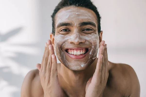 Mezcla Raza Joven Aplicando Crema Cosmética Cara Con Las Manos —  Fotos de Stock