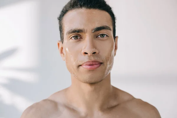 Islak Yüz Kamera Bakarak Yakışıklı Ciddi Genç Adam — Stok fotoğraf