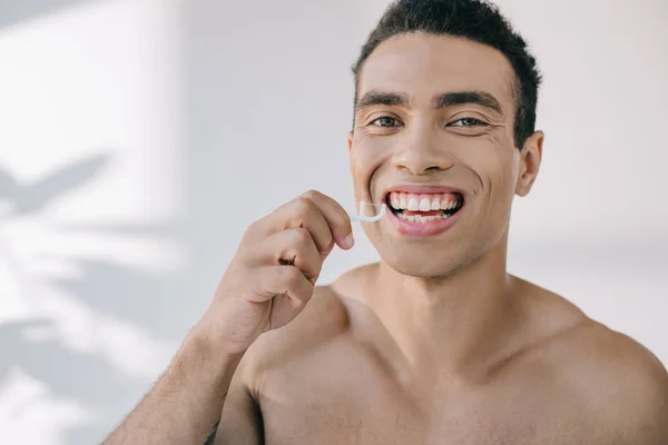 Porträtt Skott Stilig Blandad Ras Man Använder Tandtråd Pinne Och — Stockfoto