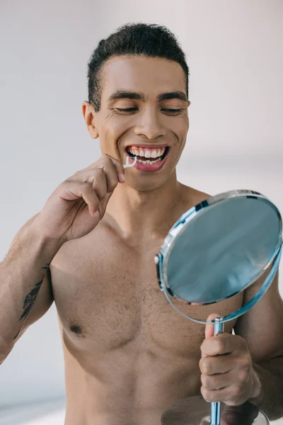 Apuesto Hombre Raza Mixta Usando Hilo Dental Palo Mirando Espejo — Foto de Stock