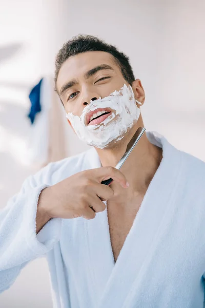 Retrato Tiro Homem Bonito Roupão Banho Barbear Rosto Com Lâmina — Fotografia de Stock