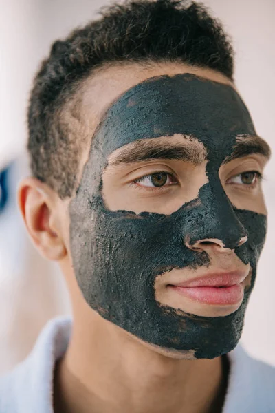 Retrato Hombre Guapo Con Máscara Arcilla Gris Cara Mirando Hacia —  Fotos de Stock