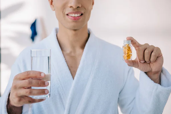 Bijgesneden Aanzicht Van Mens Badjas Met Fles Met Vitaminen Glas — Stockfoto