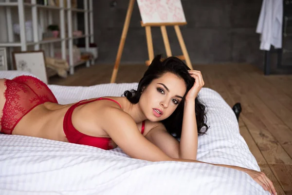 Sexy Dziewczyna Relaksująca Leżąc Łóżku Patrząc Kamerę — Zdjęcie stockowe