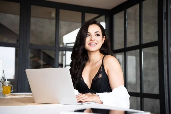 Sexy Meisje Zwarte Ondergoed Wit Shirt Met Behulp Van Laptop — Stockfoto