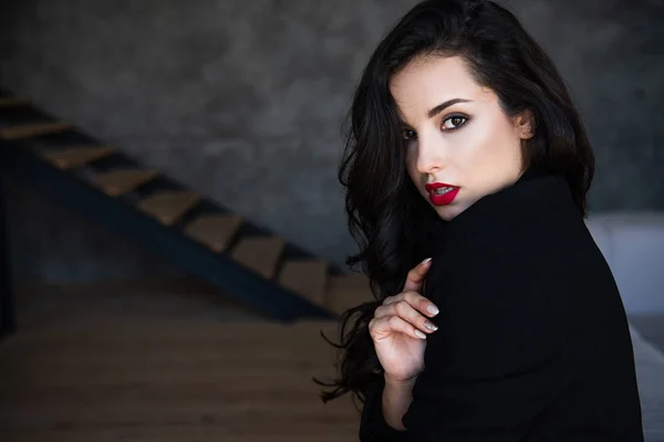 Sexy Girl Black Jacket Sitting Sofa Living Room Looking Camera — Stock Photo, Image