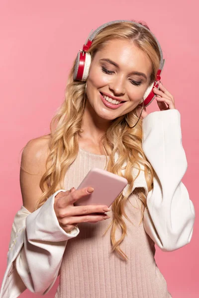 Gyönyörű Szőke Boldog Fejhallgató Segítségével Okostelefon Izolált Rózsaszín — Stock Fotó