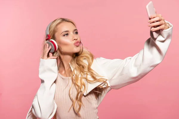 Mooie Blonde Vrouw Met Koptelefoon Nemen Selfie Smartphone Met Eend — Stockfoto