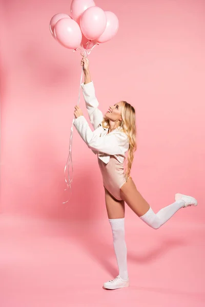 Schöne Blonde Glückliche Mädchen Gamaschen Mit Rosa Luftballons Auf Rosa — Stockfoto
