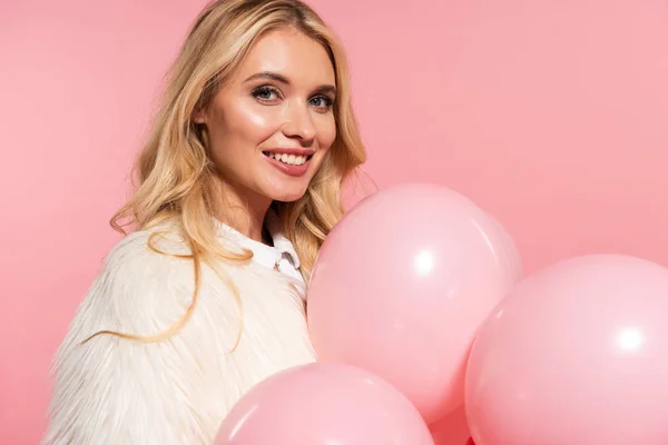 Sonriente Hermosa Mujer Rubia Chaqueta Piel Sintética Sosteniendo Globos Rosados — Foto de Stock