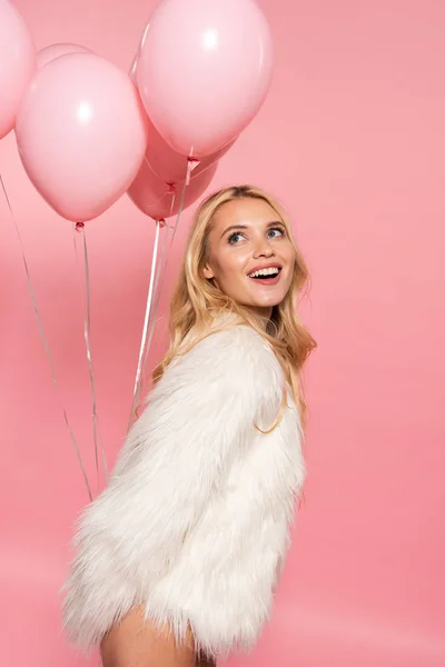 Счастливая Красивая Сексуальная Блондинка Белой Шубе Воздушными Шариками Розовом Фоне — стоковое фото