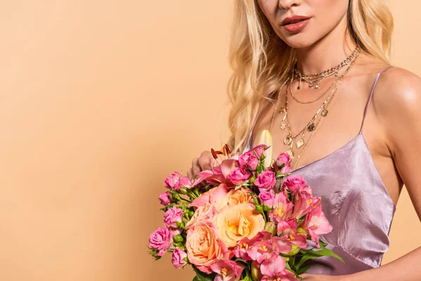 Vista Recortada Mujer Elegante Vestido Satén Violeta Con Ramo Flores —  Fotos de Stock