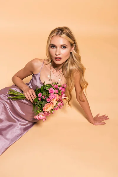 Mulher Loira Elegante Vestido Cetim Violeta Colar Segurando Buquê Flores — Fotografia de Stock