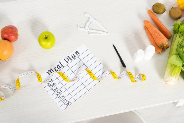 Bovenaanzicht Van Maaltijdplan Meetlint Pen Remklauw Pillen Vers Fruit Groenten — Stockfoto