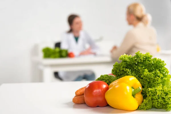 Enfoque Selectivo Dietista Bata Blanca Paciente Mesa Verduras Frescas Primer —  Fotos de Stock