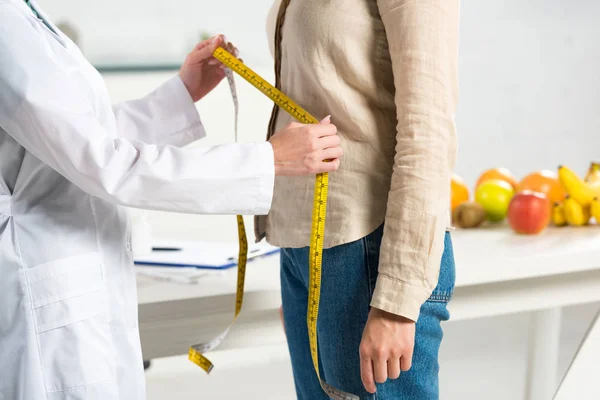 Vue Recadrée Diététiste Manteau Blanc Tenant Mètre Ruban Patient — Photo