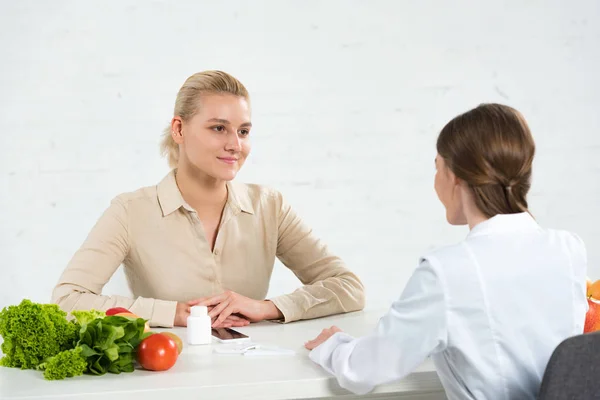 Dietista Con Bata Blanca Paciente Mirándose Mesa — Foto de Stock